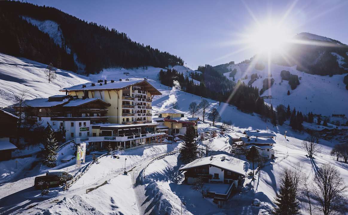 Außenansicht Ellmauhof - das Generationenresort