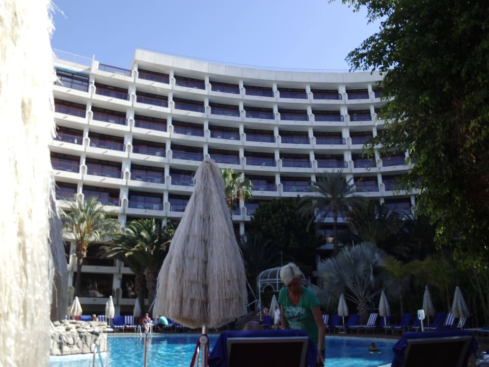 Blick vom Pool zum Hotel Seaside Hotel Sandy Beach