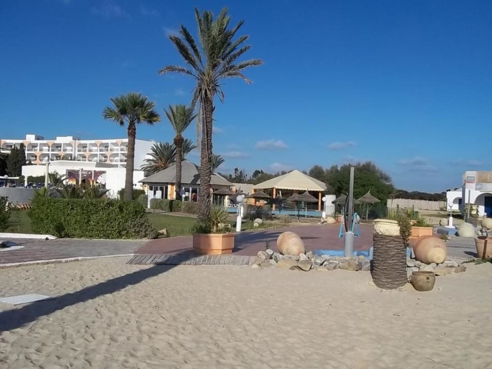 Vom Strand auf das Hotel blickend Royal Lido Resort & Spa