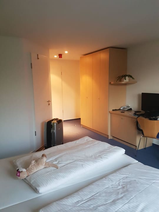 Bett und Schrank im Zimmer 115 Gut Gremmelin