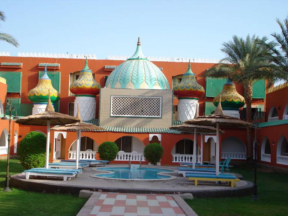 Другой внутренний дворик Pickalbatros Alf Leila Wa Leila Resort - Neverland Hurghada