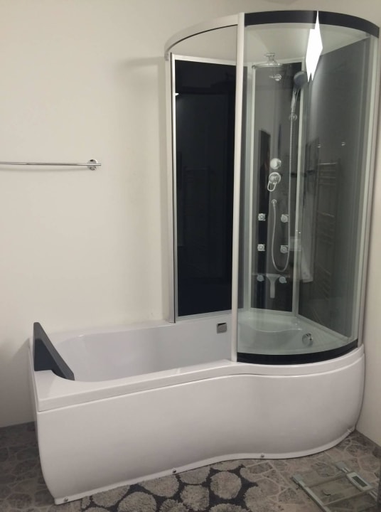 Badewanne mit Dusche  Exklusives Loft zur Messe und Erholung