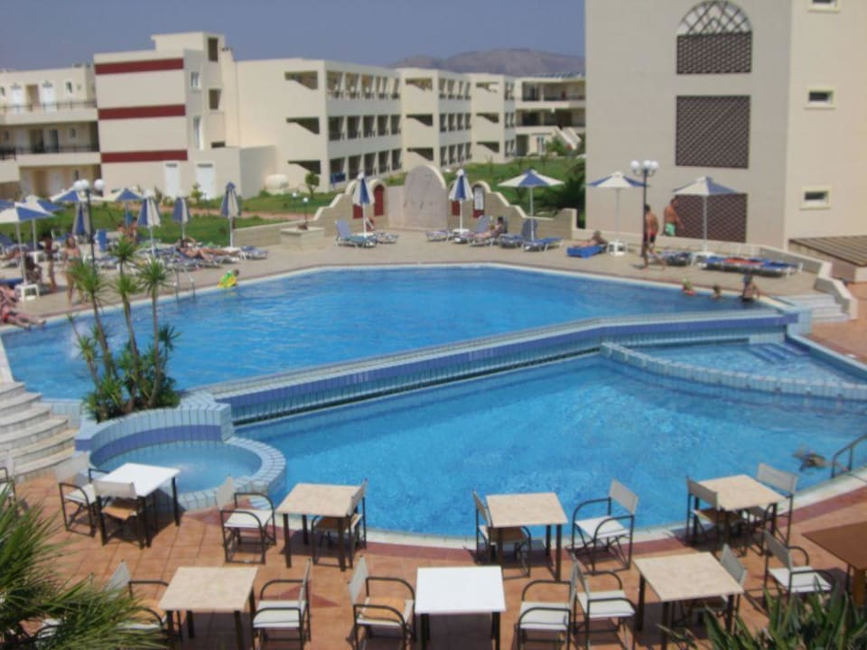 Pool Vantaris Palace