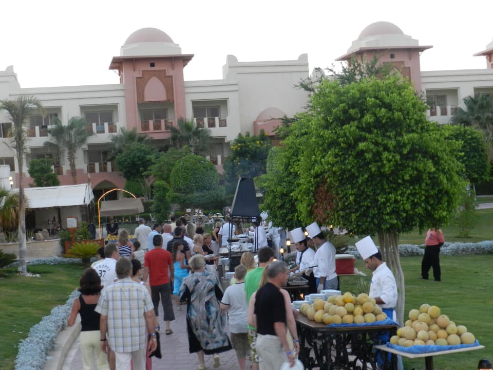 Каждый вечер возле ресторана Serenity Alpha Beach