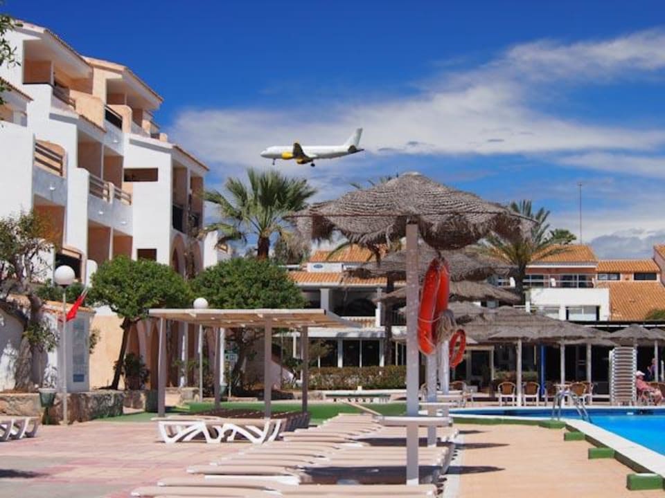 Flugzeuge im Anflug über dem Hotel FERGUS Style Bahamas
