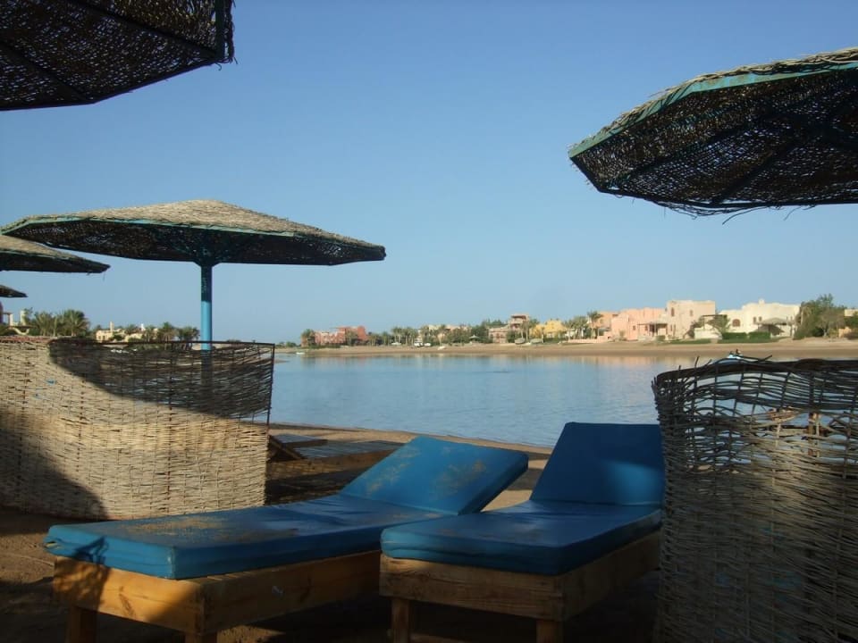 Sonnenschutz und genügend Liegen in der Lagune Three Corners Rihana Resort Deluxe