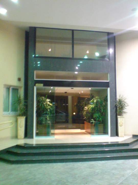 Hoteleingang Tasia Maris Gardens