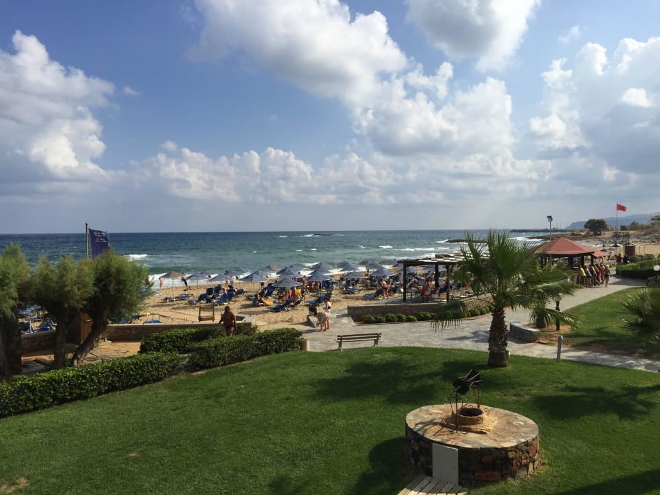 Blick am Haupthaus zum Strand Calimera Sirens Beach