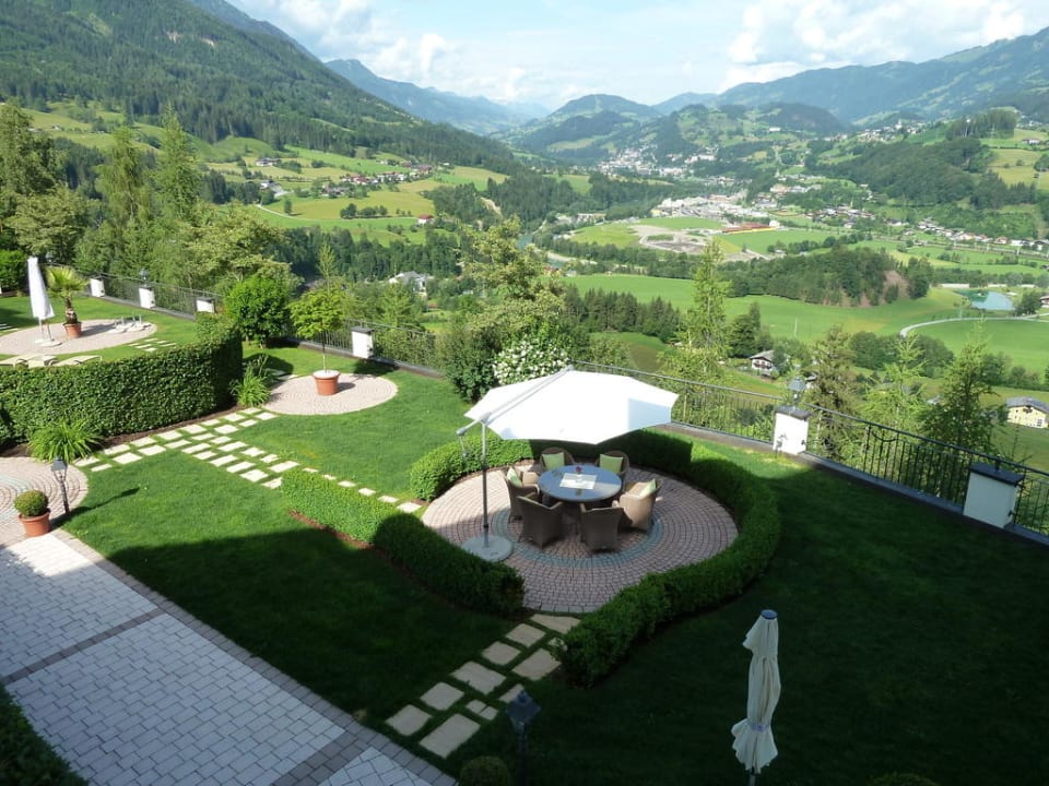 Schöne Sitzgelegenheit mit Ausblick Hotel AlpenSchlössl