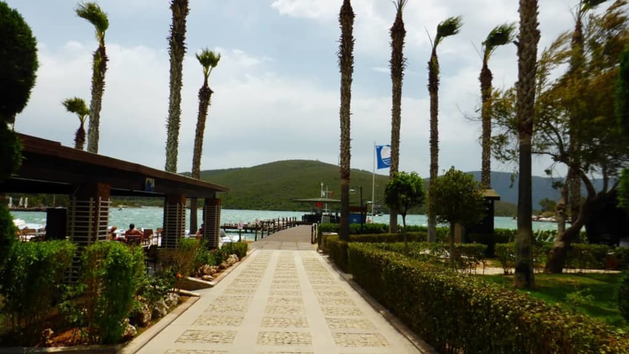 Przejście na plażę Green Bay Resort & Spa