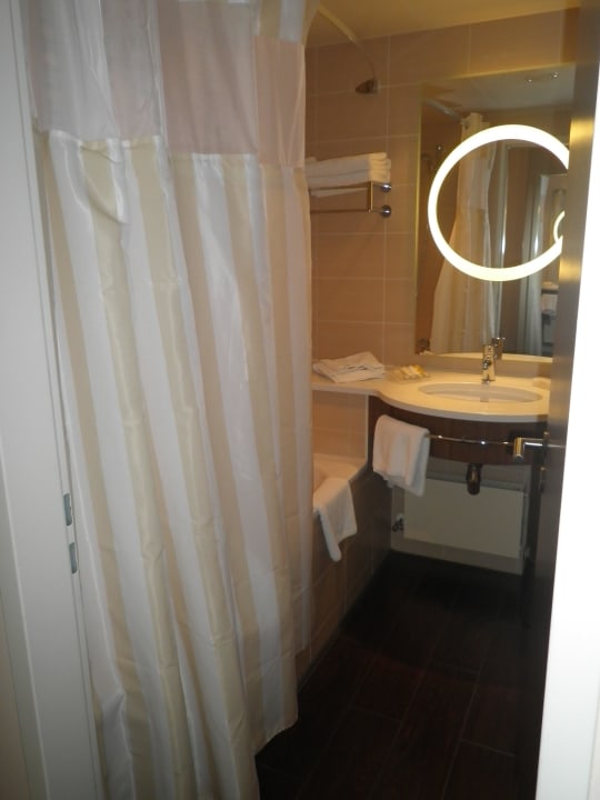 Badezimmer von der Tür aus gesehen Hilton Garden Inn Frankfurt Airport