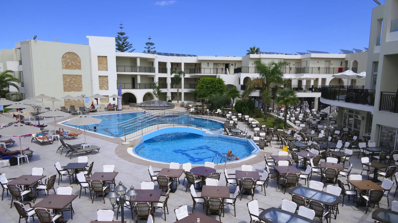 Pool Vantaris Palace