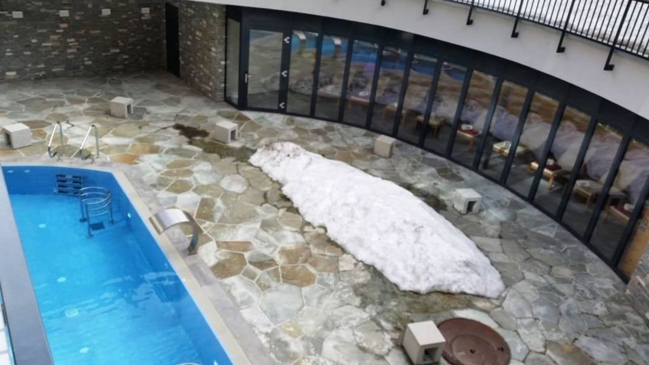 Ausblick Zimmer auf Aussenpool Alpenhotel Fleurs de Zermatt