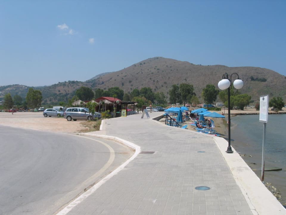 Blick auf Strand und kleine Straße Corissia Beach Hotel
