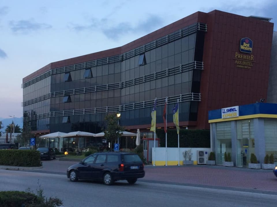 Widok od strony miasta Best Western Premier Ark Hotel