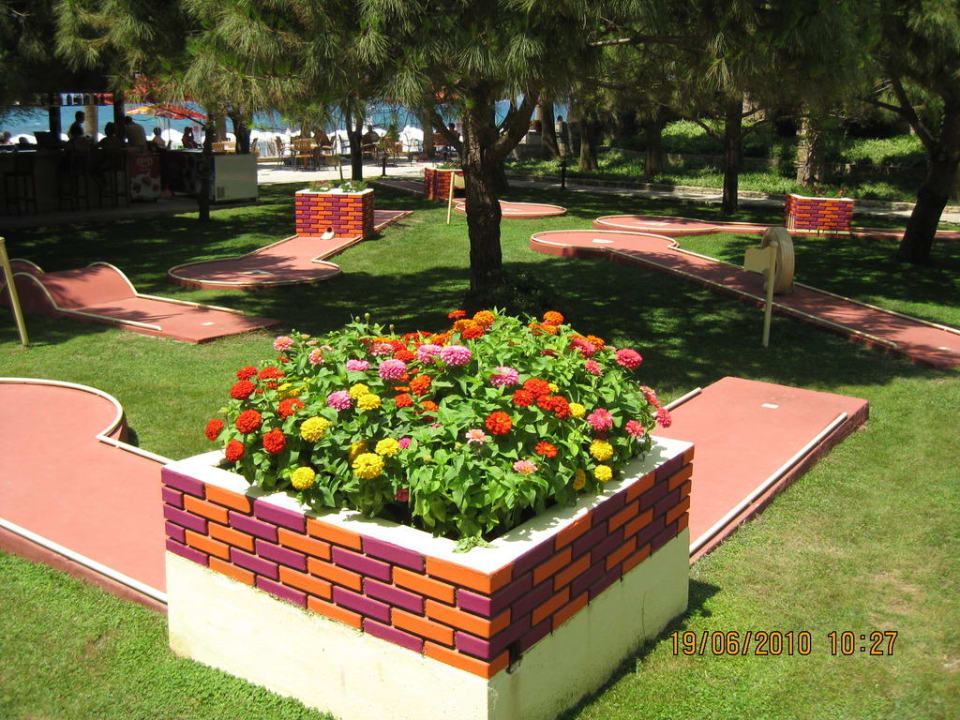 Minigolfanlage direkt neben der Strandbar Arum Barut Collection