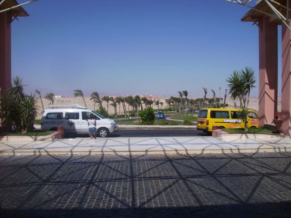 Eingang Hauptgebäude Serenity Alpha Beach