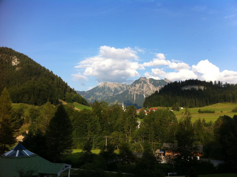 Ausblick von Hotelzimmerbalkon Hubertushof Alpenhotel Oberstdorf