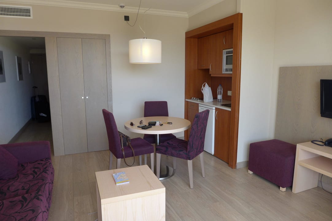 Wohnzimmer mit kleiner Küchenzeile Aparthotel Marins Playa