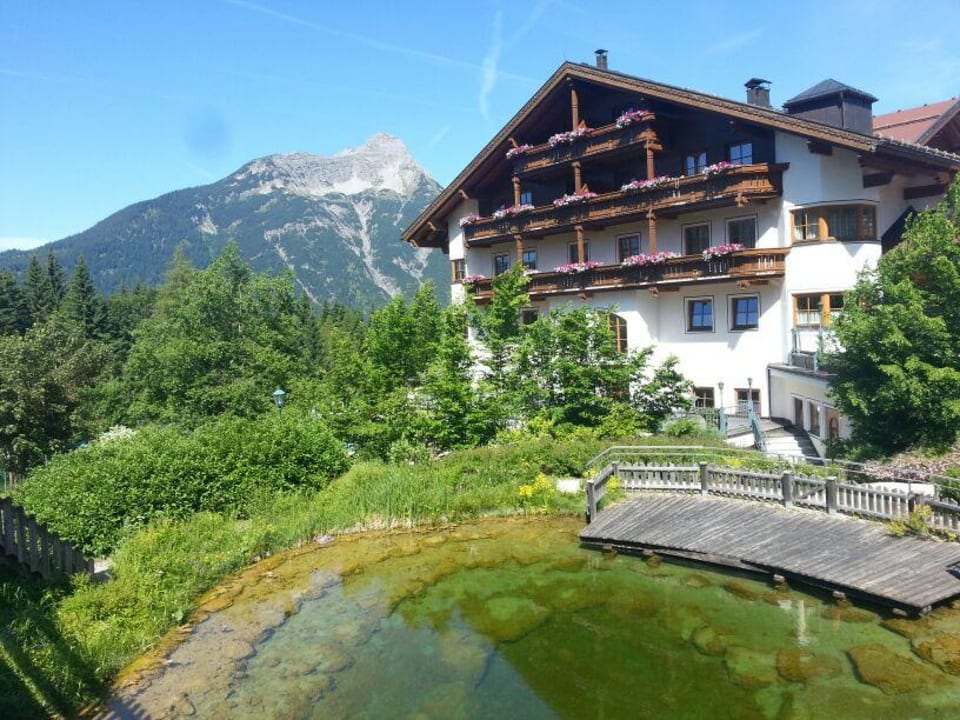 Hotelansicht vom Garten Zugspitz Resort