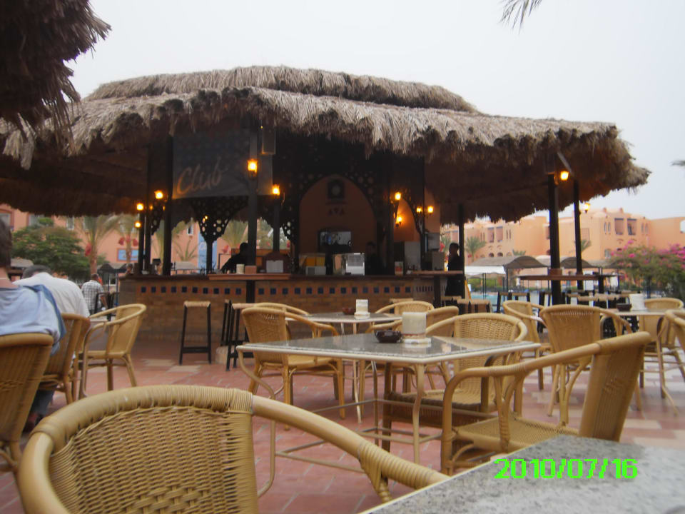 Die Poolbar mit großer Terrasse Jaz Makadi Oasis Resort