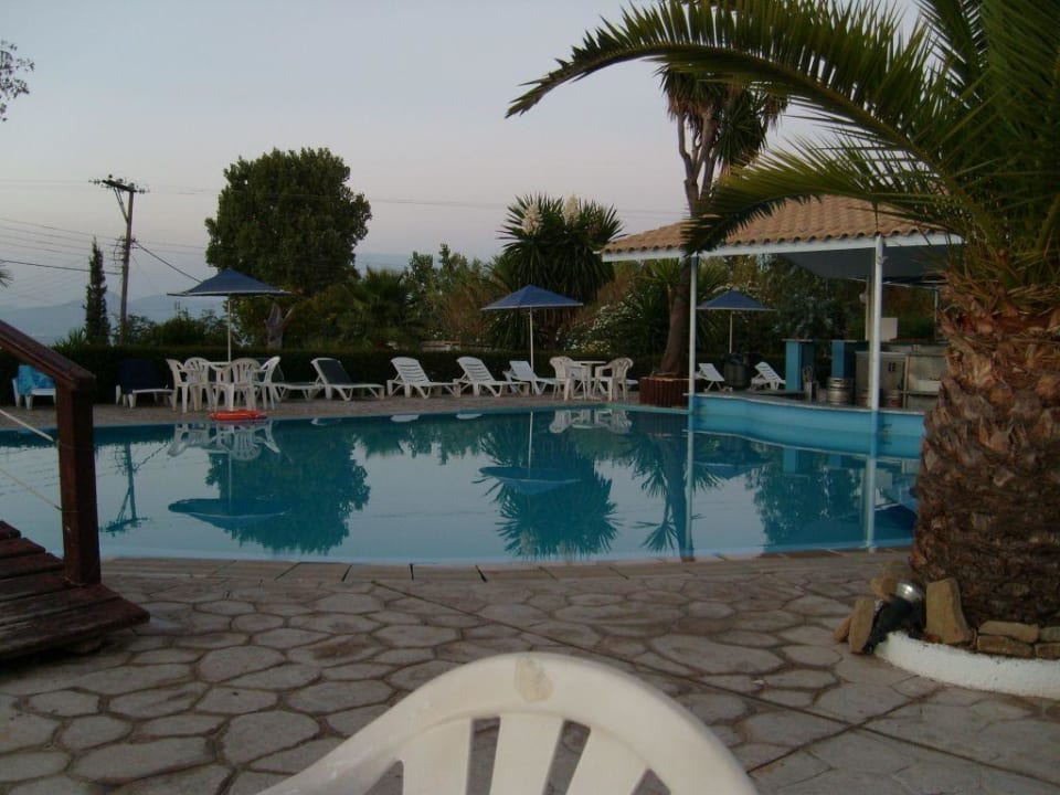 Pool hinter dem Hotel Hotel Achaios