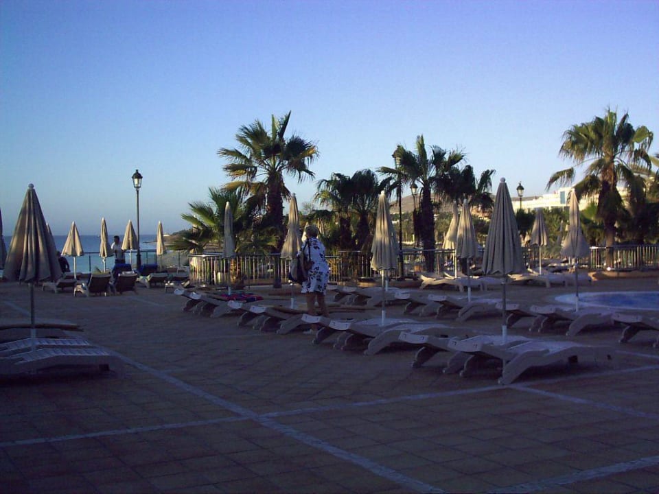 Taro Beach Liegefläche am Pool SBH Hotel Taro Beach