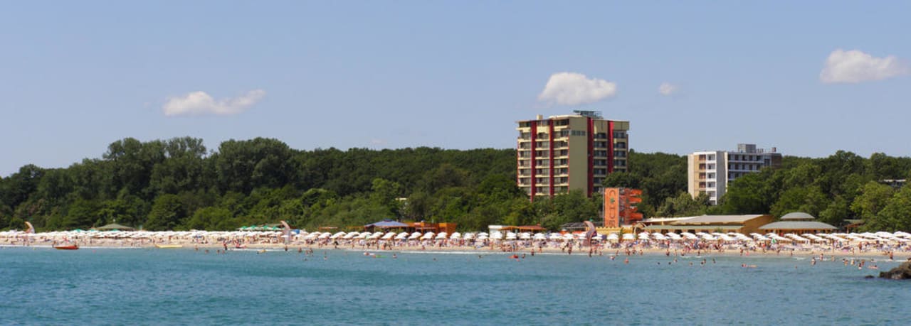 Вид на отель и южный пляж Hotel Perla Sun Park