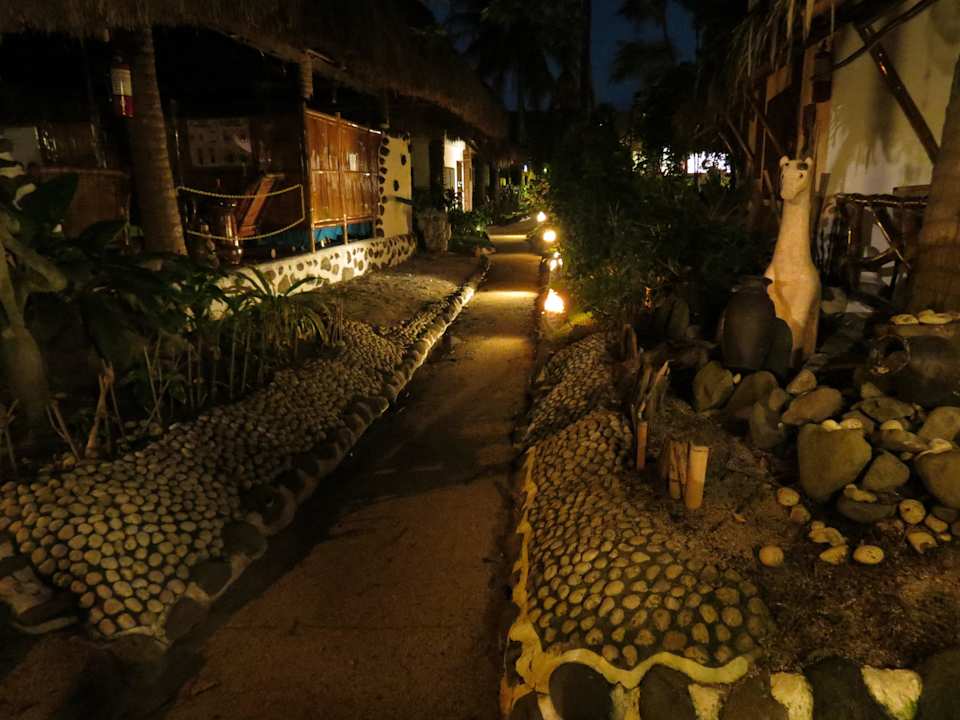 Nette Beleuchtung bei Nacht Hotel El Dorado Beach Resort