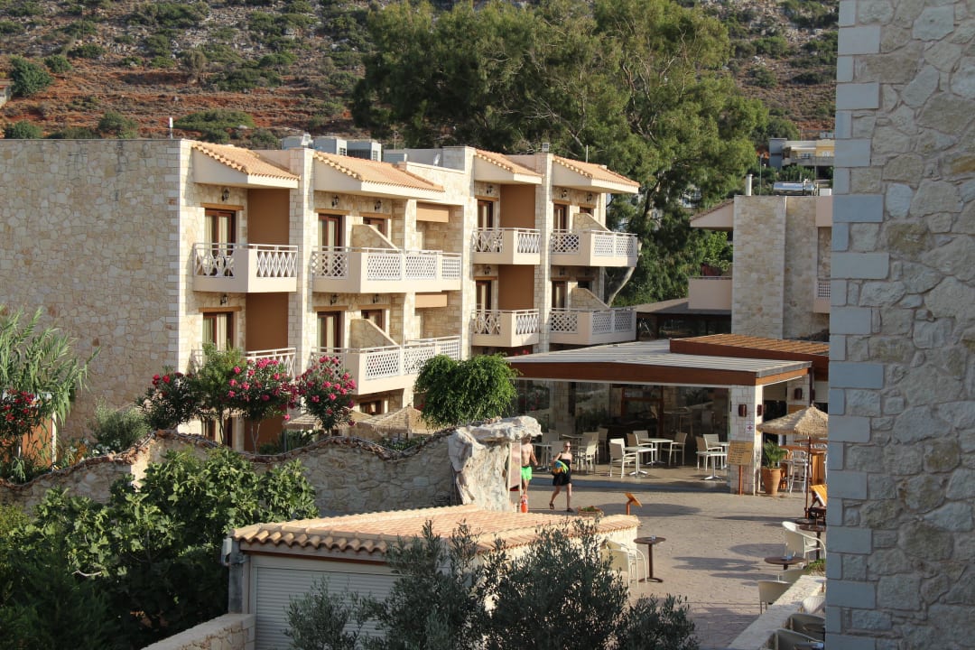 Blick auf die Poolbar und die Nebengebäude Cactus Royal