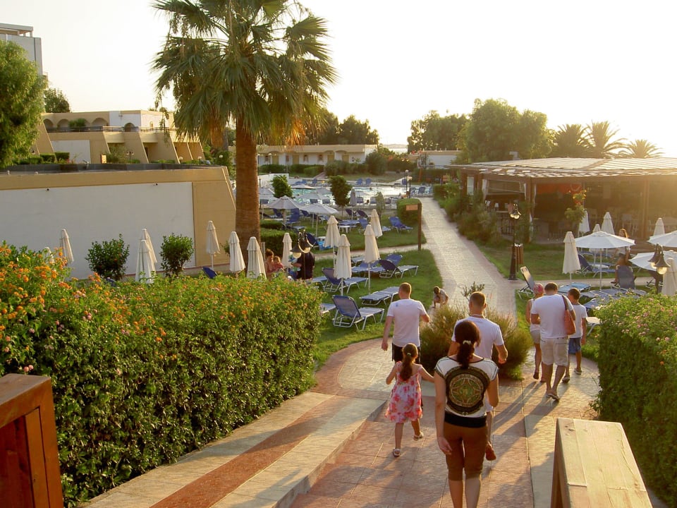 Zejście do basenów i baru zewnętrznego Sol Cosmopolitan Rhodes
