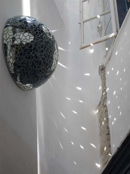 Moorish relief/courtyard, keeps us cool in summer! Hostel Casa Caracol