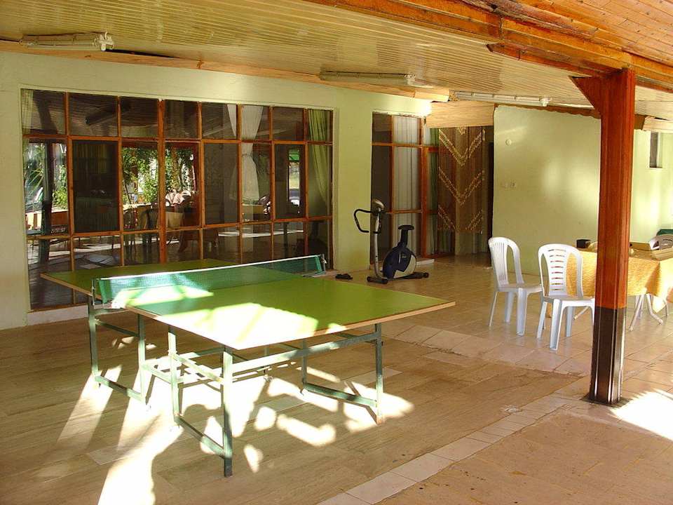 Defekte Tischtennisplatte Dream Park Bungalow Hotel