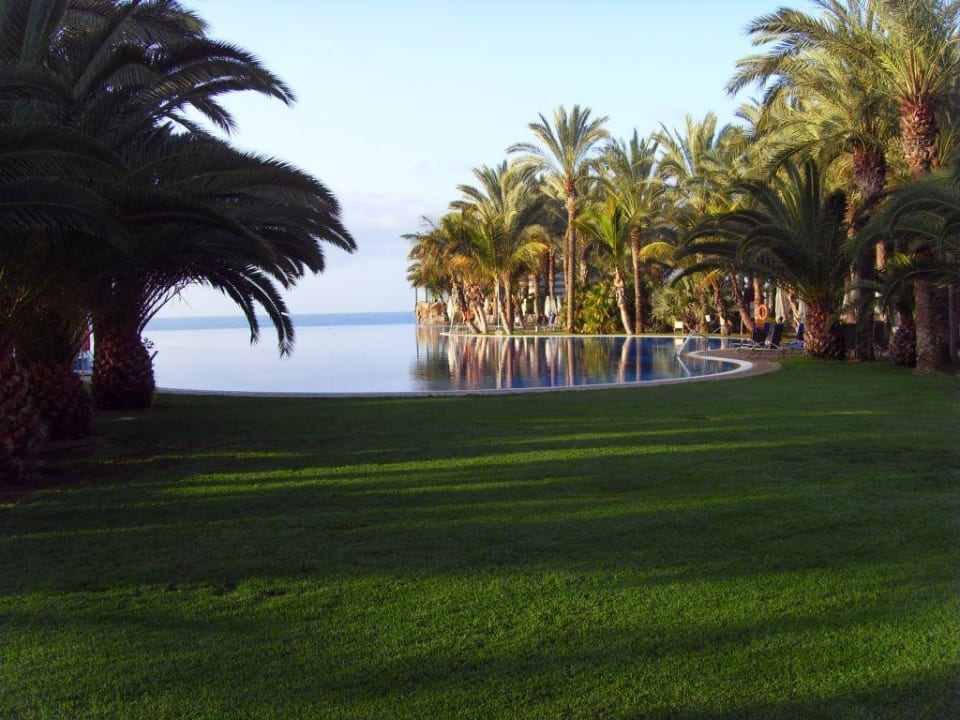 Garten mit Pool und Meer am Horizont Lopesan Costa Meloneras, Resort & Spa