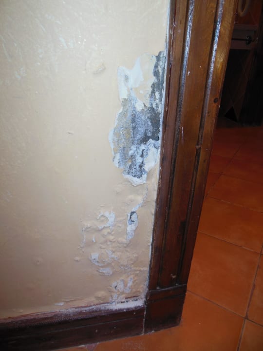 Fehlender Putz neben der Badezimmertüre Grand Makadi