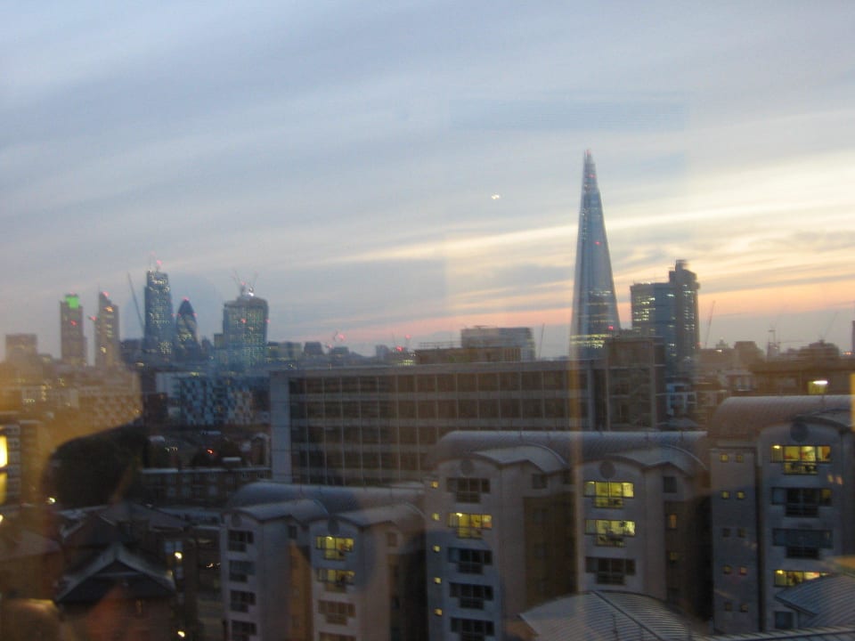 Blick vom Zimmer und Bett Hotel H10 London Waterloo