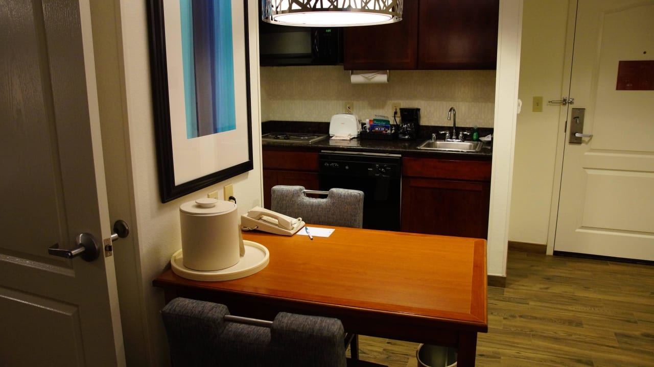 Küchenbereich mit Sitzplätzen Homewood Suites by Hilton Agoura Hills, CA