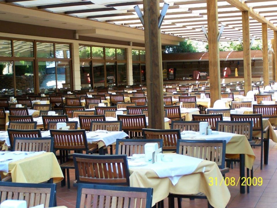 Terrasse vor dem Hauptrestaurant Hane Family Resort