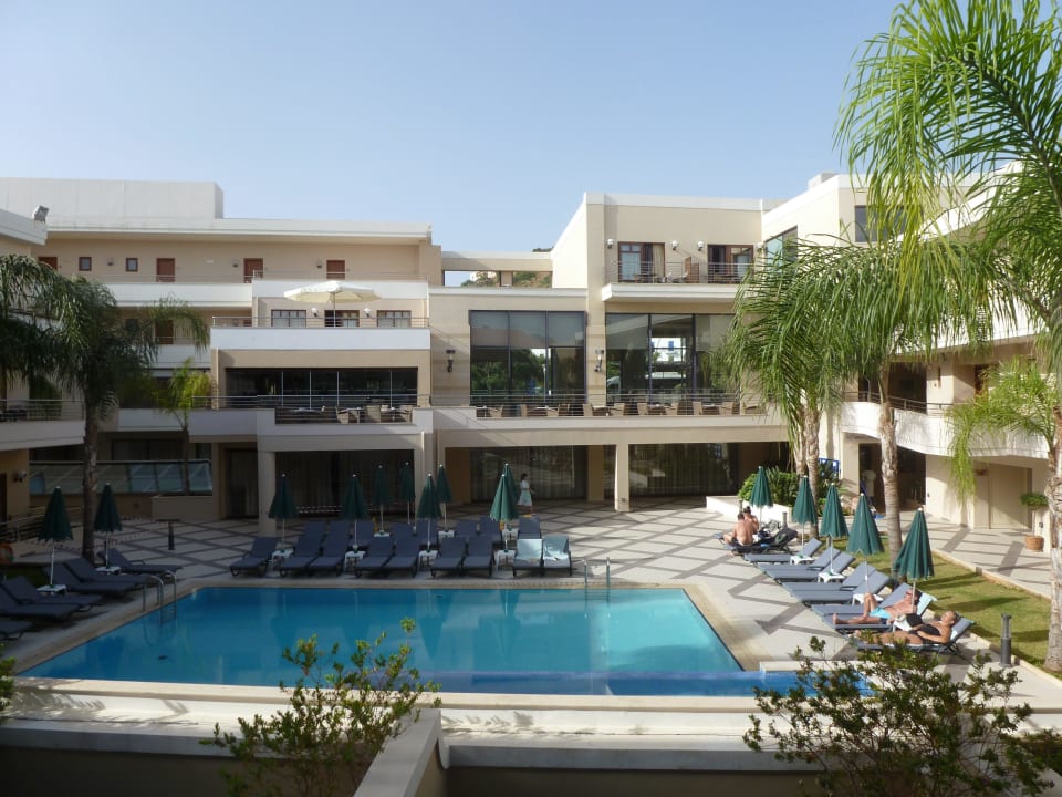 Widok na mały basen i całe otoczenie Porto Platanias Beach Resort & Spa