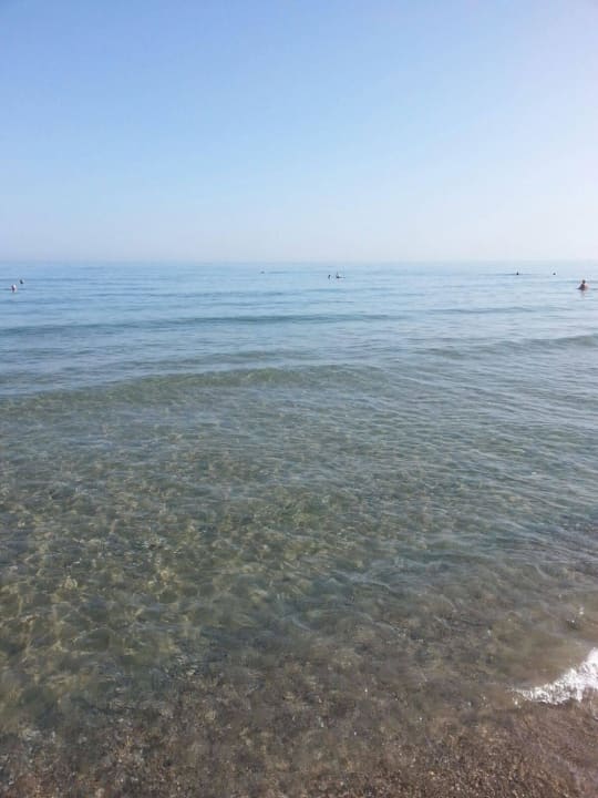 So sauber ist das Wasser im Meer. Vantaris Luxury Beach Resort