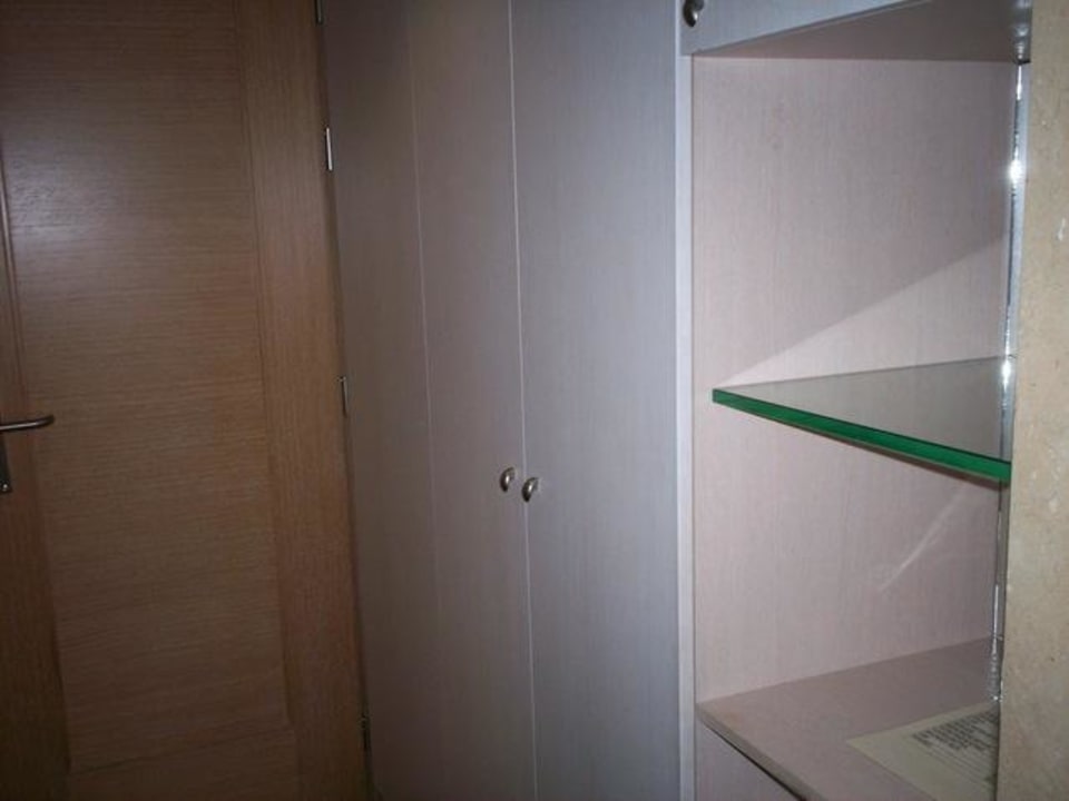 der Gang mit dem Schrank Olympian Bay Grand Resort