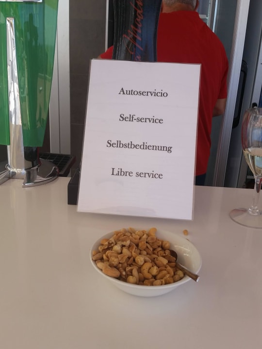 Selbstbedienung da die Bar z. Zt. geschlossen ist Occidental Jandía Royal Level - Adults only