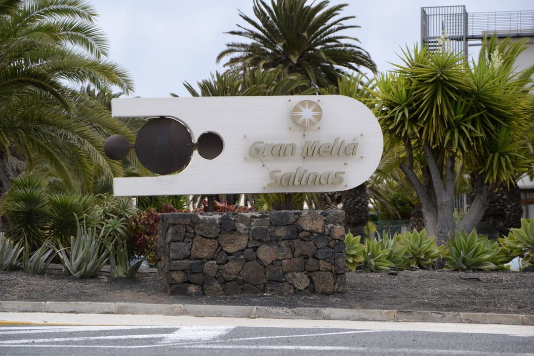 Auffahrt zum Hotel Paradisus by Meliá Salinas Lanzarote