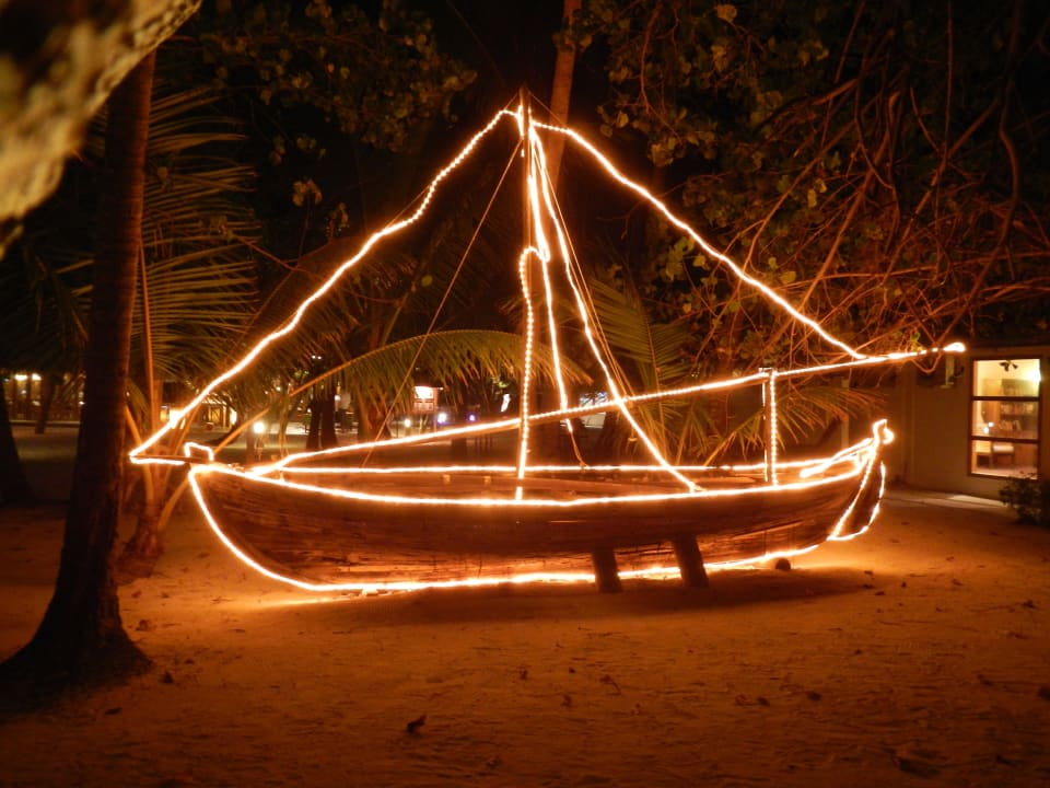 Schiff neben Kakuni Bar Meeru Maldives Resort Island
