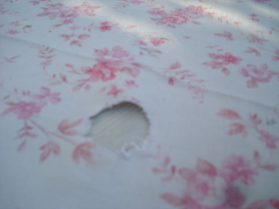 Loch in der Tischdecke Semt Luna Beach Hotel