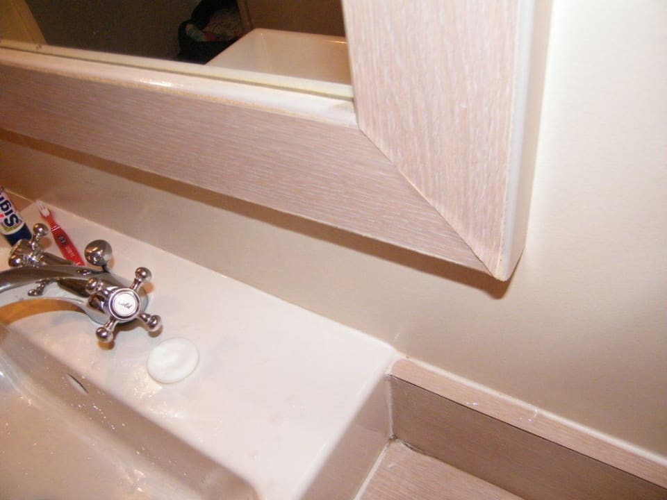 Furnier löst sich im Bad Campanile Val de France