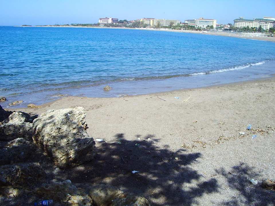 Strand vom linken Ende her fotografiert Sealife Buket Resort & Beach
