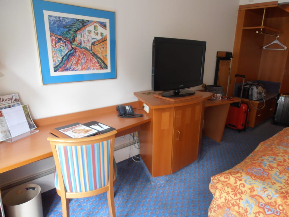 Schreibtisch und TV  Steigenberger Conti Hansa
