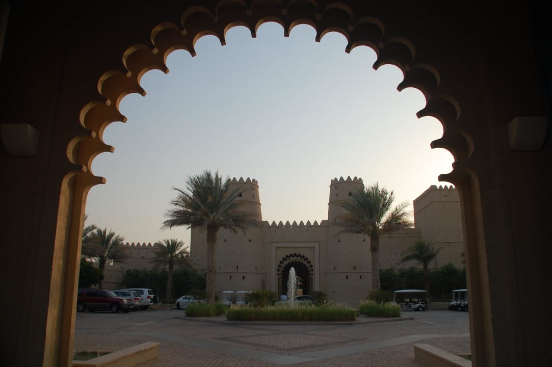 Einfahrt zum Resort Qasr Al Sarab Desert Resort by Anantara