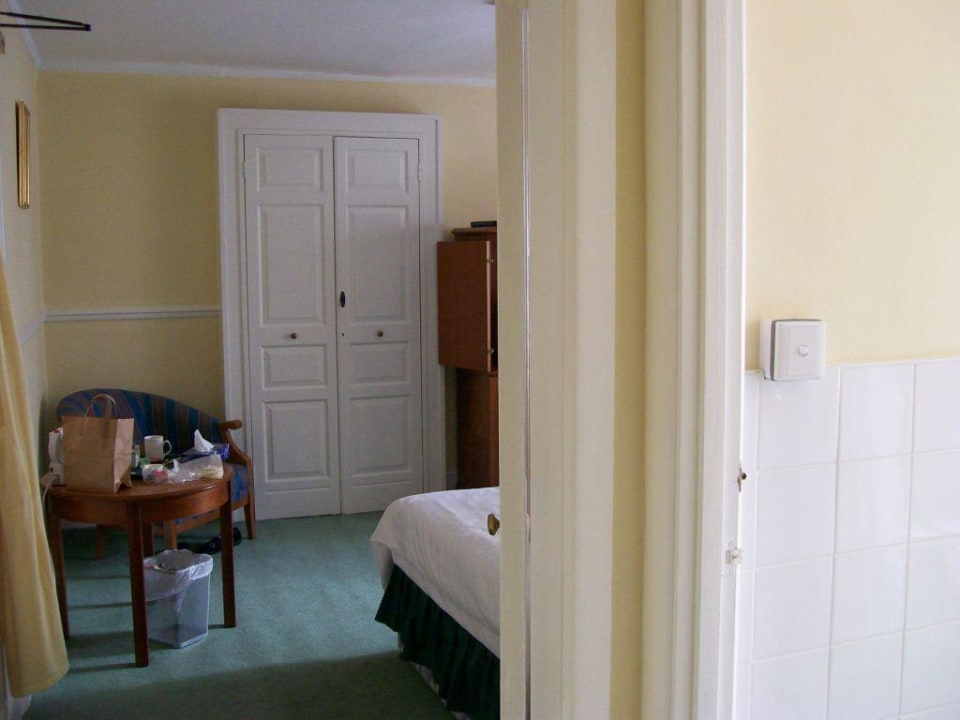 Blick vom Zimmerflur zur Bad und Zimmer Hotel Tregenna Castle